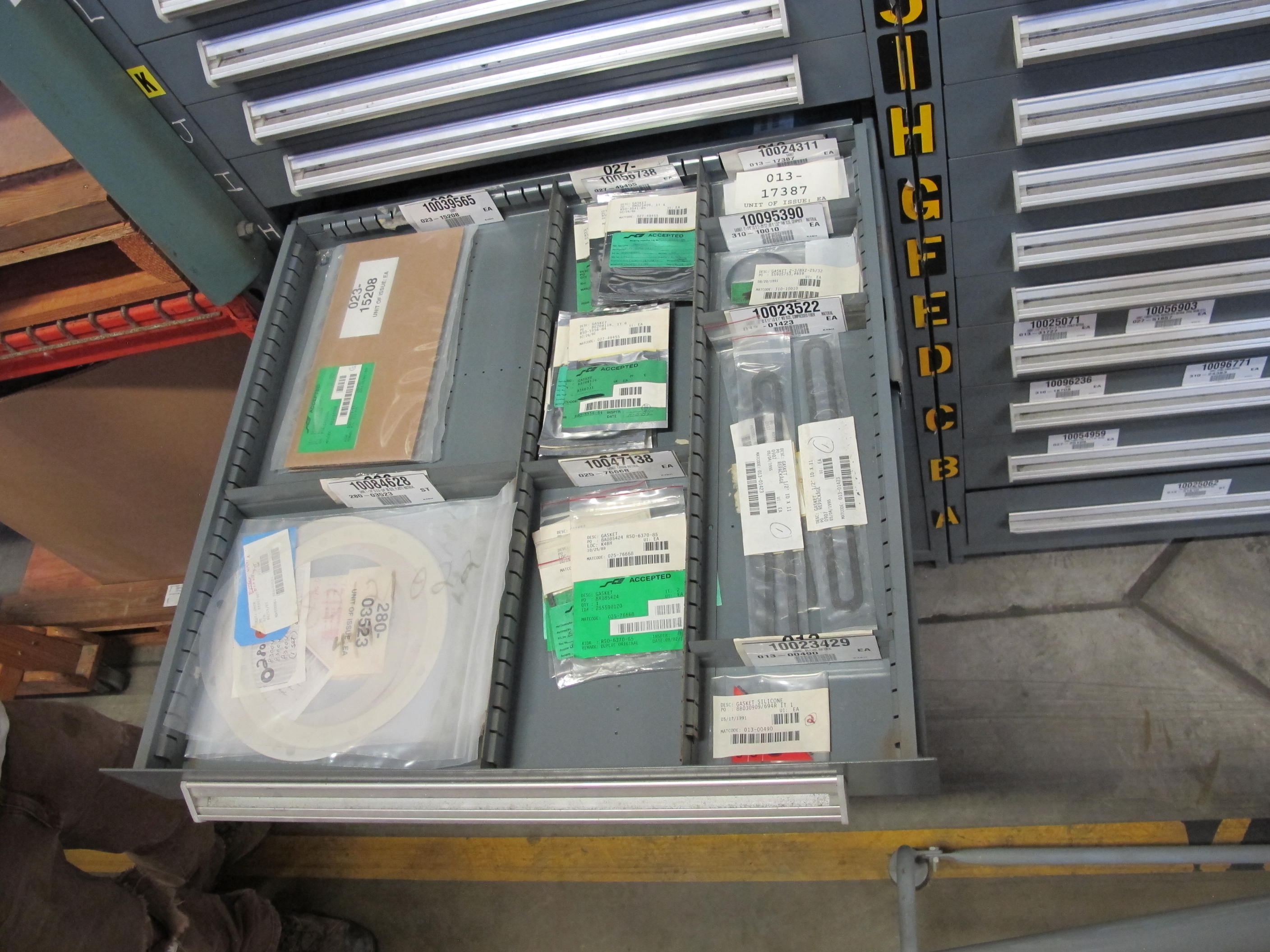 STANLEY VIDMAR HEAVY DUTY 12-DRAWER PARTS CABINET W/ CONTENTS (W-50) LOADING & HANDLING FEE $25-